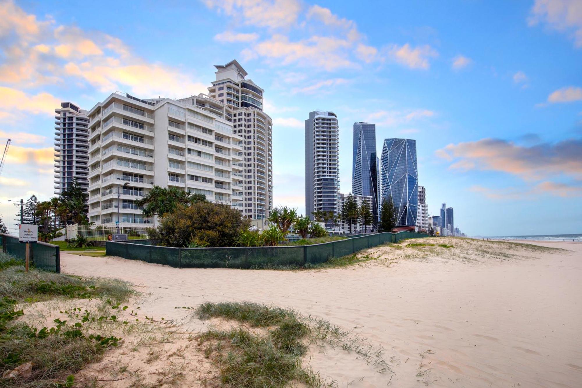 Viscount On The Beach Aparthotel Gold Coast Exterior foto